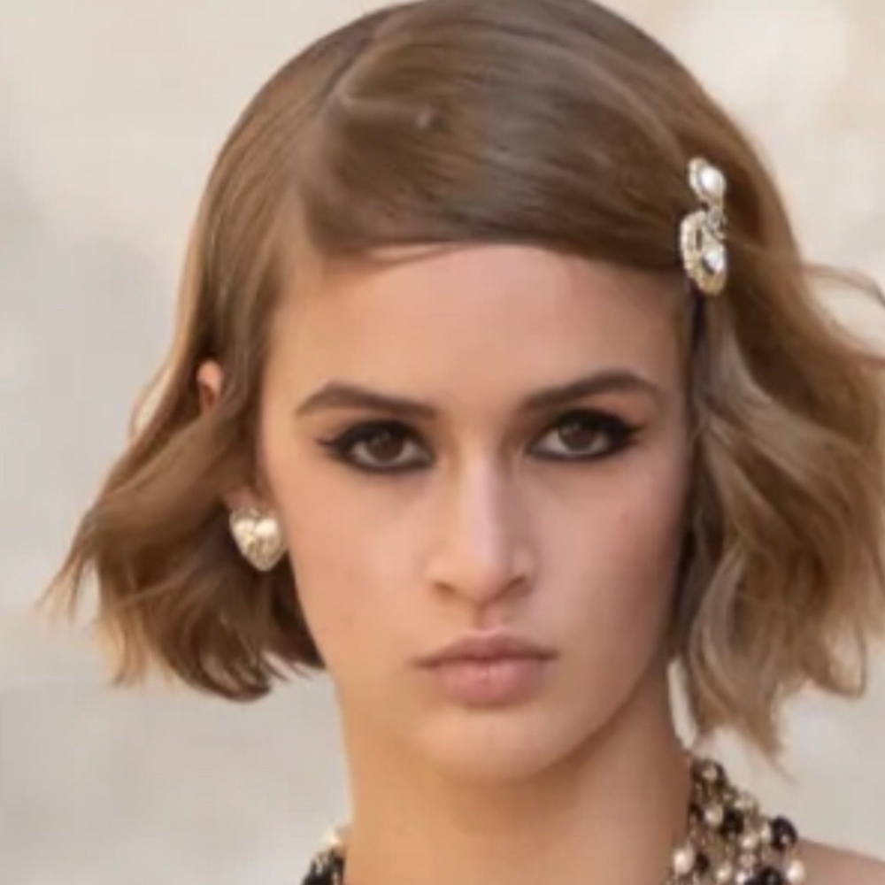 CHANEL 22C AB7530 CC RUNWAY LARGE GOLD PEARLY HEART EARRING - Picture 2 of 8